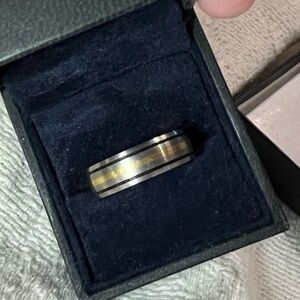 DERCO JEWELRS NIB Mens Titanium and 18kg Wedding Band sz 10